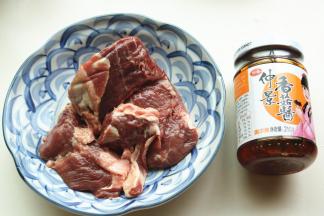 牛肉和奥尔良口味的香菇酱，牛肉是巴西进口的嫩牛肩肉，比较嫩一些。