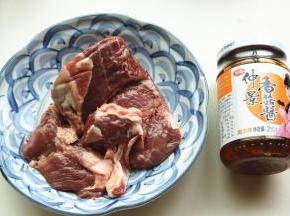 牛肉和奥尔良口味的香菇酱，牛肉是巴西进口的嫩牛肩肉，比较嫩一些。