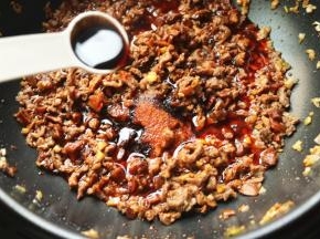 加蚝油、生抽和老抽。