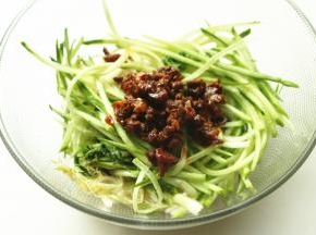 加黄瓜丝和苦菊叶子，再加入刚才炒好的牛肉香菇酱。