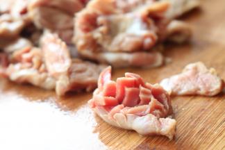 鸡胗去除筋膜，洗净，表面打花刀。