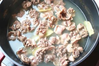 锅里加水，放入姜片和少许盐，冷水下入鸡胗，水开后再煮10分钟至熟透。