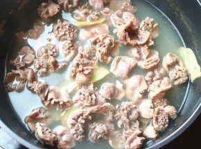 锅里加水，放入姜片和少许盐，冷水下入鸡胗，水开后再煮10分钟至熟透。