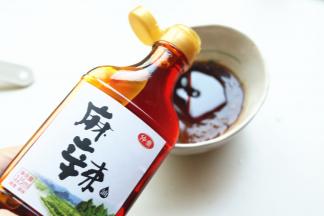 蒜用压蒜器压成蒜蓉，加入所有调料和仲景麻辣油拌匀。