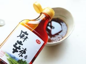 蒜用压蒜器压成蒜蓉，加入所有调料和仲景麻辣油拌匀。