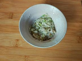 沙姜，葱白洗干净用刀背剁碎