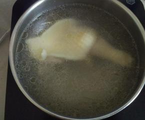 鸡腿凉水下锅煮熟