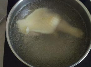 鸡腿凉水下锅煮熟