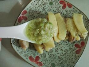 淋上调好的姜葱汁