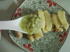 淋上调好的姜葱汁