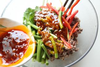 刚才调的料汁倒上去。