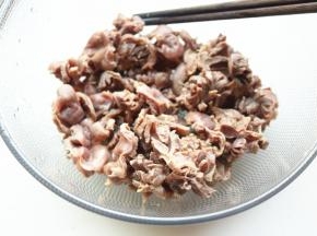 煮熟的鸡胗，洗净，放入容器。
