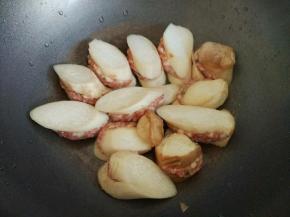 锅里放油，两面煎一下