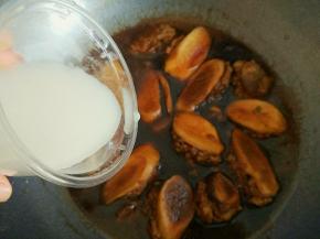 一勺淀粉加水兑开，倒进锅里勾芡