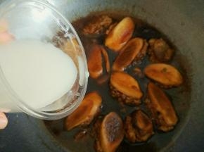 一勺淀粉加水兑开，倒进锅里勾芡