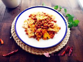 成品，超级下饭的一道菜，腊八豆本身有咸味，不需要放太多盐，而且虽然看起来红色的，但是不辣很鲜，能吊出味道，大家可以试一下