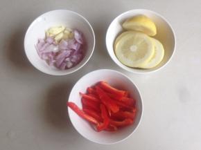 红葱头和蒜切末，姜和柠檬切片，红椒切条状