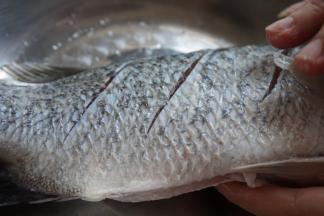 在鱼身上抹盐，腌制半小时