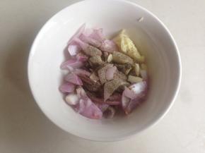 将黑胡椒粉加入到红葱末和蒜末的碗里面