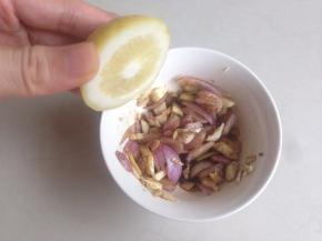 最后挤一点柠檬汁，拌均匀