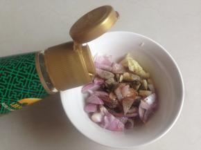 加入蒸鱼酱油和橄榄油