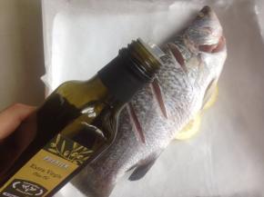 在鱼身上抹一点橄榄油