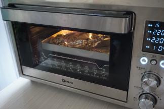 放入到已经预热好220度的烤箱倒数第二层，烘烤25分钟