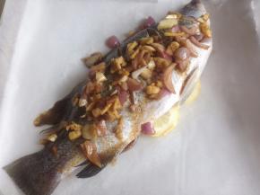 将调好的酱汁淋在鱼身上