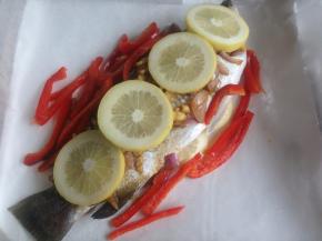 再放上柠檬片和红椒丝，用油纸和锡纸包好