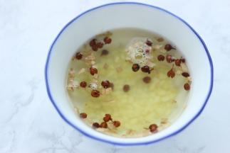 生姜切末，和花椒一起放入小碗中，加入开水，泡成花椒水放凉备用。