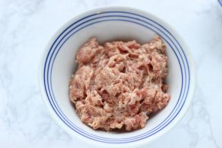 肉末中加入料酒，盐和酱油拌匀调味。再分次加入花椒水，每次加入后都要顺着一个方向把肉末搅打上劲以便吸收花椒水。将肉末整形成3个同样大小的肉饼。