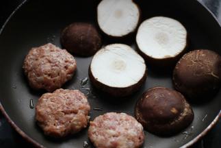 锅烧热放入橄榄油，放入香菇和肉饼中火煎三分钟。