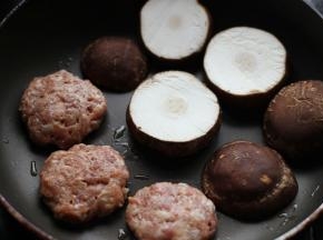 锅烧热放入橄榄油，放入香菇和肉饼中火煎三分钟。