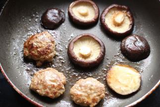 在香菇上撒少许盐，全部翻面继续煎。这时可以盖上盖子焖煎一会儿。当肉饼两面金黄，香菇软香，就可以出锅了。