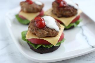 组合顺序为：香菇的底－生菜－番茄－芝士－肉饼。挤上番茄酱和沙拉酱。