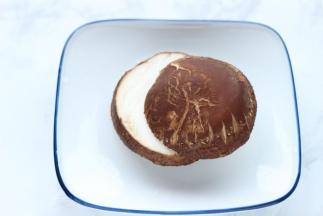 香菇洗净擦去水份，横切成上下两半。