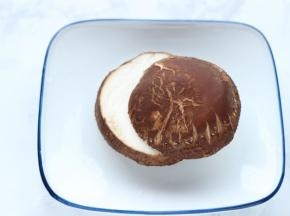 香菇洗净擦去水份，横切成上下两半。