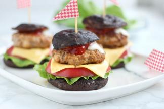 最后盖上香菇，插上牙签即可。