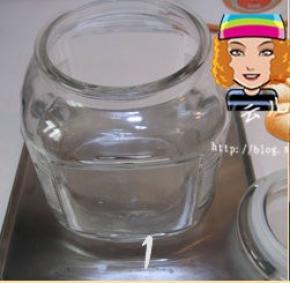 玻璃瓶用开水煮五分钟消毒，然后控干玻璃瓶中的水份；