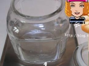 玻璃瓶用开水煮五分钟消毒，然后控干玻璃瓶中的水份；