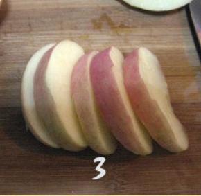 苹果去核，切成薄片；