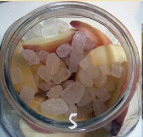 重复步骤4的过程，一层冰糖，一层苹果片；
