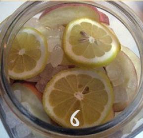 最后放几片柠檬；