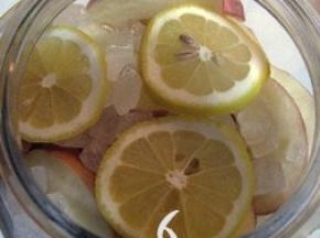 最后放几片柠檬；