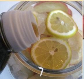 把醋倒入瓶中，醋的量以没过苹果为准；