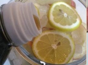 把醋倒入瓶中，醋的量以没过苹果为准；