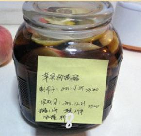 将瓶盖盖上(我用的这个玻璃瓶密封效果好，就没用保鲜膜。如果是一般的玻璃瓶，盖瓶盖之前，要先在瓶口覆上层保鲜膜，然后再盖瓶盖），在玻璃瓶身上贴上标签，注明制作与完成时间。然后将玻璃瓶放在阴凉干燥处，过半年后就可以食用。