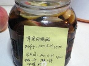 将瓶盖盖上(我用的这个玻璃瓶密封效果好，就没用保鲜膜。如果是一般的玻璃瓶，盖瓶盖之前，要先在瓶口覆上层保鲜膜，然后再盖瓶盖），在玻璃瓶身上贴上标签，注明制作与完成时间。然后将玻璃瓶放在阴凉干燥处，过半年后就可以食用。