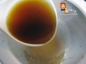 水果醋制作好啦。千万别忘了最后的步骤：
 用干净的筷子取出玻璃瓶中的苹果和柠檬，放在保鲜盒中，平时喝水可以放一片，很好喝滴哦！
 接下来取一过滤罩，把瓶中的果醋过滤出来。最好在过滤罩上再放上片干净的纱布，这样过滤出的果醋更清亮、透彻！我就是偷懒啦，过滤出的果醋中还是有些果渣的。
 过滤出来的果醋最好分装在玻璃瓶中，瓶口要覆上保鲜膜，再拧紧瓶盖，随吃随取。