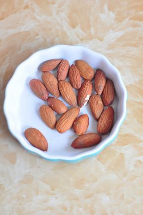 巴旦木去壳，放入烤箱中170度烧烤3分钟，烤香味道更好。